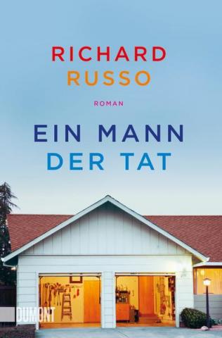 Coverbild: Richard Russo, Ein Mann der Tat. Das Bild zeigt eine Doppelgarage mit Spitzdach, innen warmes Licht und einzelne Einrichtungsgegenstände. Hellblauer Himmel.